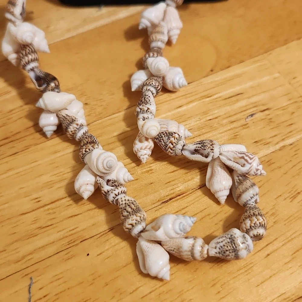 Natural Shell Necklace - Picture 3 of 4